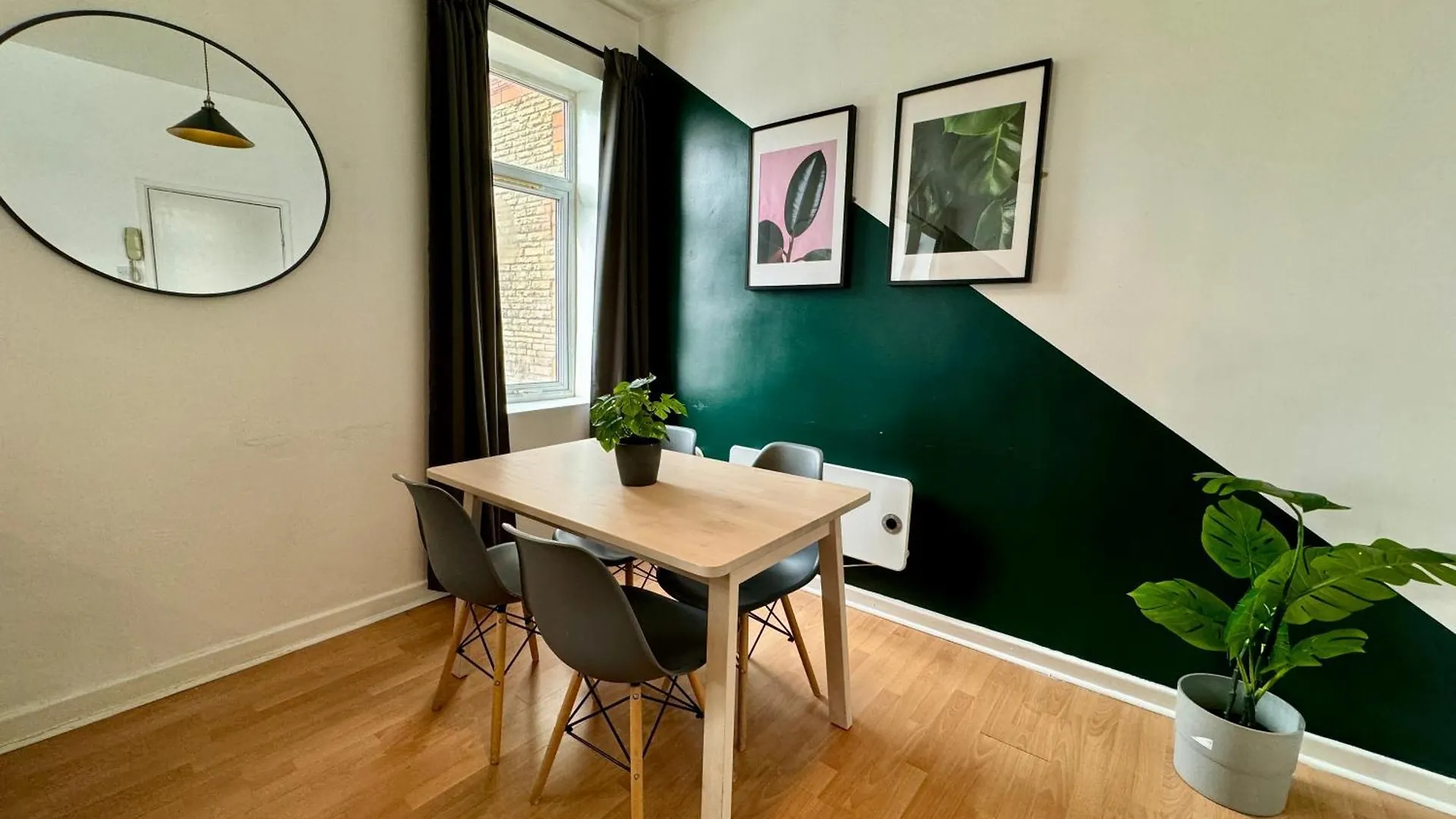 Space For Groups, 10 Mins From Queen St! Cardiff Apartment