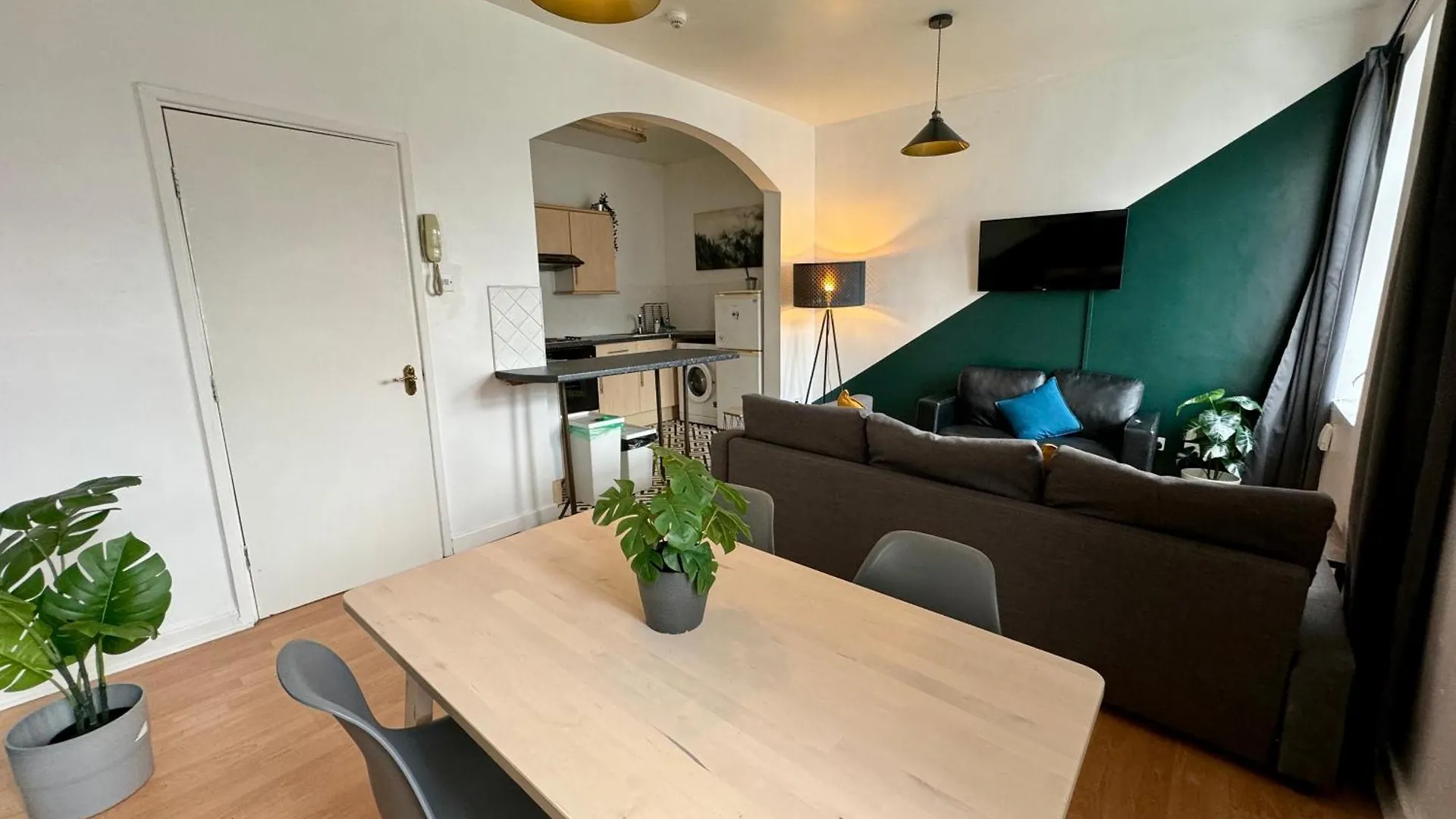 Apartment Space For Groups, 10 Mins From Queen St! Cardiff